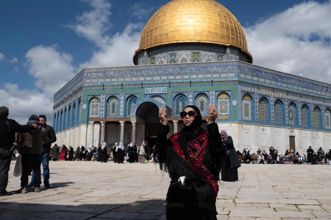 İsrail kısıtlamalarına rağmen binlerce kişi ramazan ayının ikinci cumasını Aksa'da kıldı