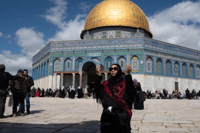 İsrail kısıtlamalarına rağmen binlerce kişi ramazan ayının ikinci cumasını Aksa'da kıldı