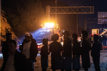 İran'dan atılan füze Kudüs'te yola isabet etti