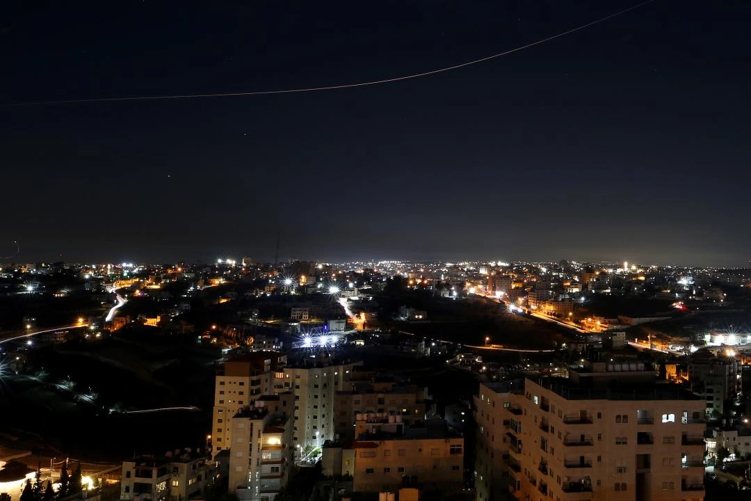 İran'dan İsrail'e fırlatılan füzeler Batı Şeria semalarında görüntülendi