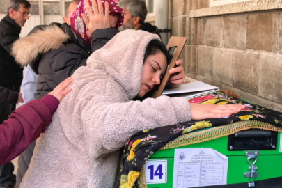 Bursa'da yürek dağlayan veda! Kızının tabutundan ayrılmadı