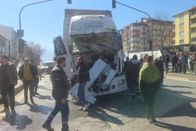 Bursa'da zincirleme kaza: Tır, motosiklet ve kamyona çarptı, 5 yaralı