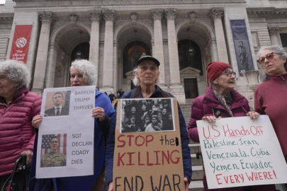 New York Halk Kütüphanesi önünde İran'da hayatını kaybeden 180 çocuk için anma töreni düzenlendi