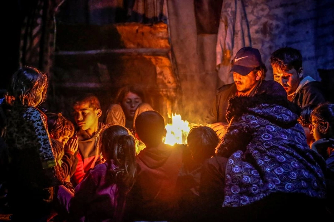 Gazze'deki Filistinliler ateş yakarak soğuktan korunmaya çalışıyor