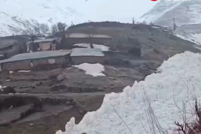 Hakkari'de korkutan çığ görüntüsü!