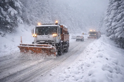 Bursa’da bayramda kar sürprizi: Uludağ yolu beyaza büründü
