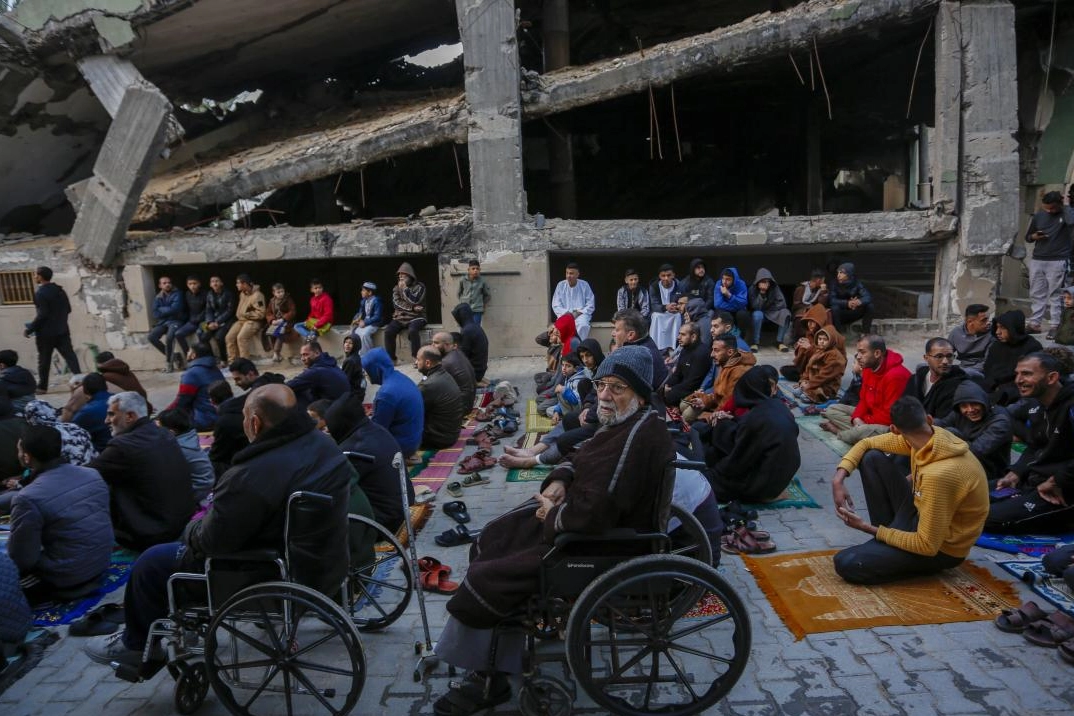 Gazze'de yıkıntılar arasında bayram namazı