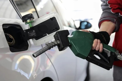 Benzin ve motorine zam geldi: Tabelalar değişti!