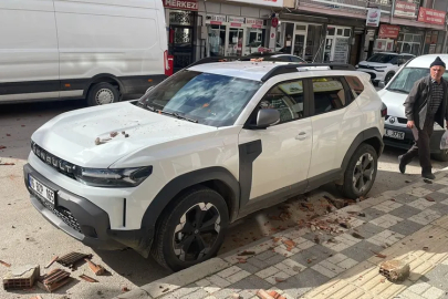 Bursa'da çürüyen baca otomobilin üzerine yıkıldı