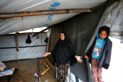Gazze'de etkili olan yağmur nedeniyle Filistinlilerin çadırlarını su bastı
