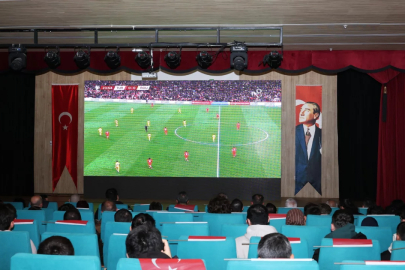 Milli maç heyecanı Osmangazi'de dev ekranda yaşandı