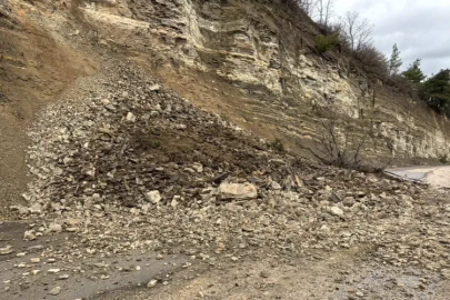 Bursa’da heyelan yolu kapattı!