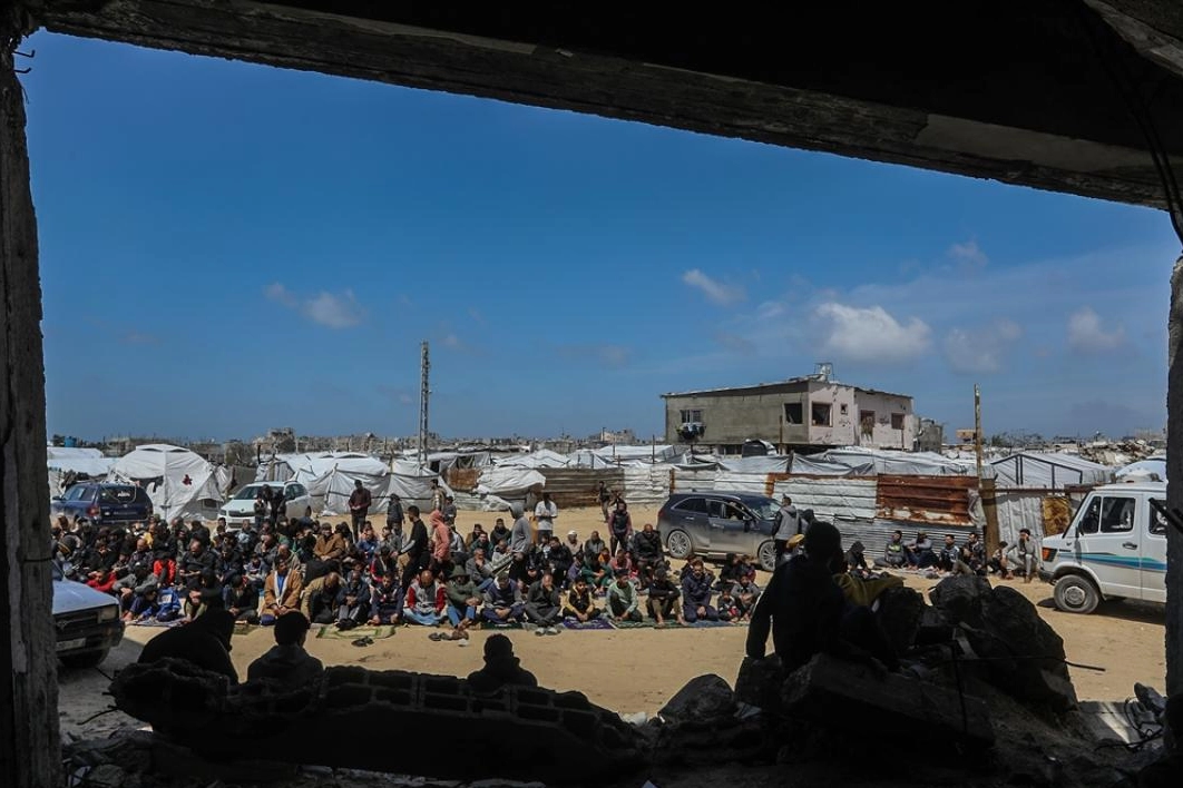 Gazze'de cuma namazı Elbani Camii enkazında kılındı
