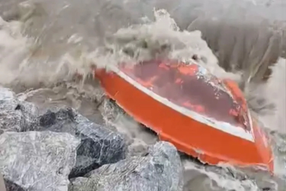 Bursa'da lodos felaketi: Kumla sahilinde tekneler battı, büyük hasar var