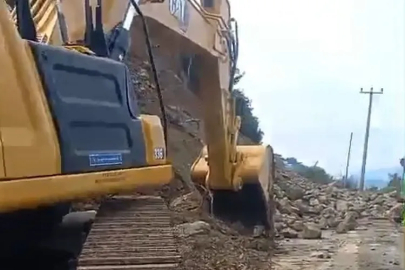 Bursa Gemlik-Mudanya yolu heyelan sebebiyle kapandı!