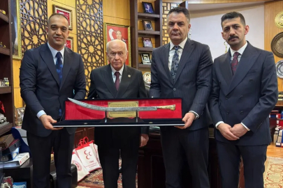 Bahçeli’ye Osmanlı kılıcı hediye edildi!