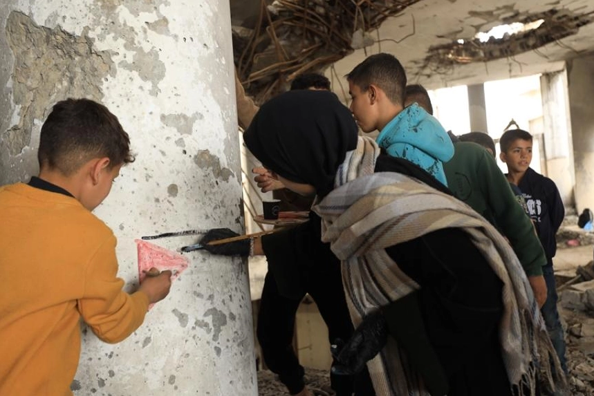 Gazzeli genç sanatçıdan enkazlar arasında “Toprak Günü” mesajı