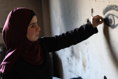İsrail saldırısında bir gözünü kaybeden Gazzeli kadın, engeline rağmen resim yapıyor