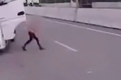 Kazaya sinirlendi tırcı meslektaşını hırpaladı!