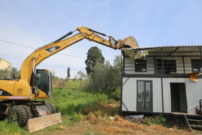 Bursa'nın turizm merkezi Gölyazı’da kaçak yapılar yıkıldı!