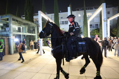 Tel Aviv'de, ABD-İsrail'in İran'a saldırıları protesto edildi