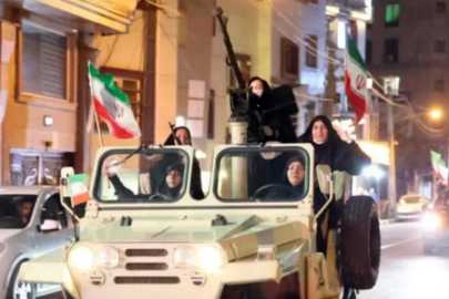 İranlı kadınlar da silah kuşanıp sokağa çıktı!