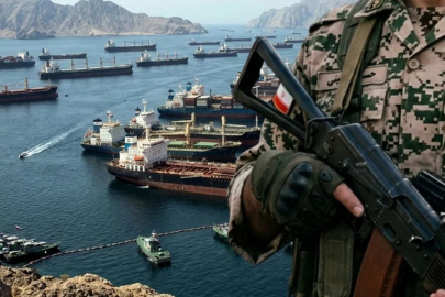 İran tehdit etti, ABD gemisi Hürmüz'den geri döndü