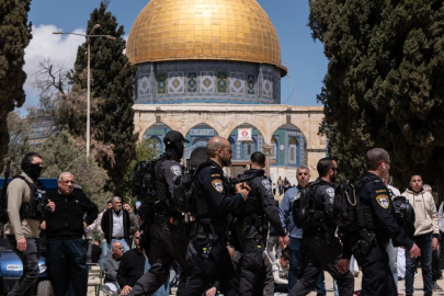 Filistinliler, savaş bahanesiyle 5 haftadır kapalı olan Aksa'ya akın etti