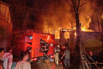 Bursa'da tek katlı ev alev alev yandı!