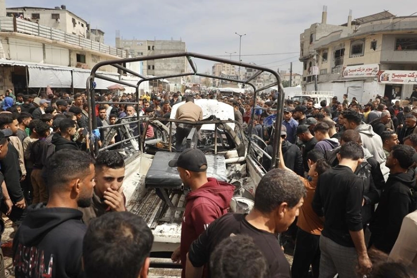 İsrail'in Gazze'de polis aracını hedef aldığı saldırıda biri çocuk 4 kişi hayatını kaybetti