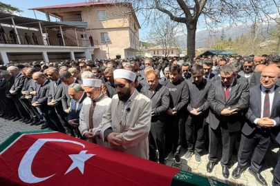 Kahraman öğretmen Ayla Kara’ya Türk bayraklı veda!