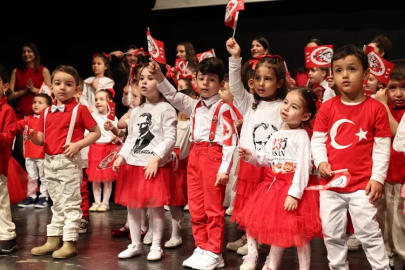 Nilüfer'de 23 Nisan coşkusu! Miniklerin sahne şovu büyüledi