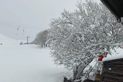 Bursa'da nisan sonunda Uludağ’da kış geri döndü! Kar kalınlığı 1 metreyi buldu