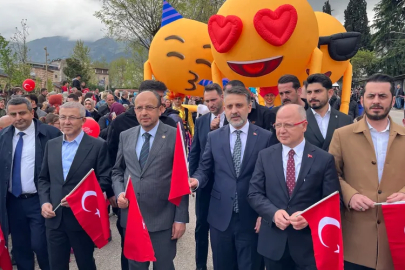 Bursa Sokaklarında 23 Nisan coşkusu: Kortejde yüzlerce kişi yürüdü