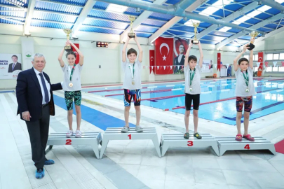 Bursa Osmangazi Yüzme Şenliği’nde kazananlar kupalarını aldı