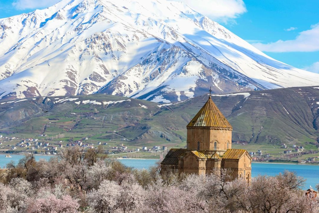 Bir yanda kar, bir yanda çiçek: Akdamar