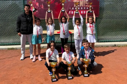 Osmangazi’nin genç raketlerinden TBMM kupası’nda madalya yağmuru