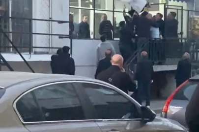 Bursa’da sokak ortasında tekmeli sopalı kavga kamerada!