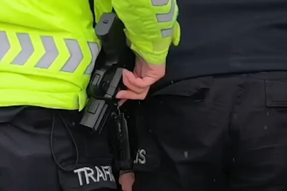 Ehliyetsiz sürücü ile polis arasında arbede!