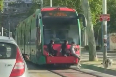 Bursa'da tramvayla tehlikeli yolculuk kamerada...