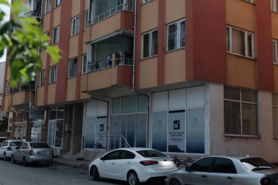 Genç kız, hocasının elinden kurtulmak için balkondan çıplak atladı!