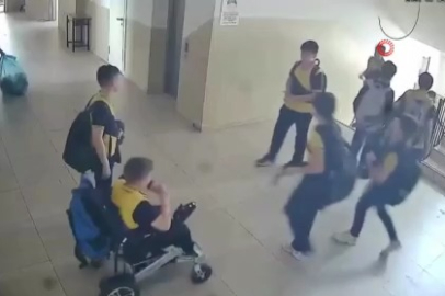 Engel Tanımayan Dayanışma! Öğretmen Öğrencisini Sırtında Taşıdı