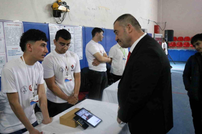 Öğrenciler işaret dilini anlık olarak sese dönüştürdü