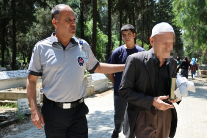 Arefe günü mezarlıkta ‘Sahte Hoca’ operasyonu! Dua testinden geçemeyenler çıkarıldı