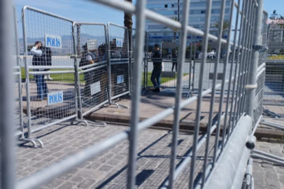 İzmir’de “Miting” Gerilimi!   Özgür Özel’e Cumhuriyet Meydanı Engeli