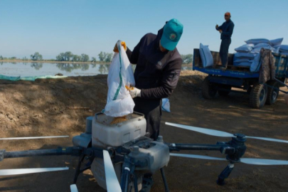 Gökyüzünden bereket yağıyor! Karacabey’de çeltik ekimini dronlar üstlendi