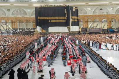 Kâbe’nin yeni örtüsü serildi