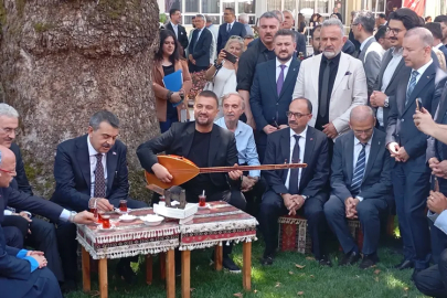 Milli Eğitim Bakanı Yusuf Tekin Bursa'da türkü söyledi!