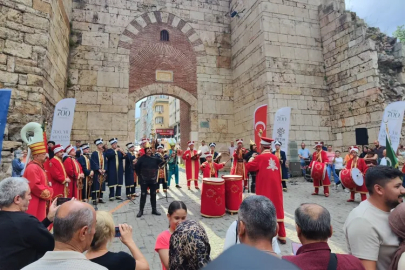 Bursa'da 700. yıl coşkusu! Saltanat Kapı'da tarihi anlar