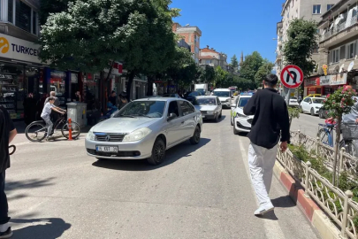 Bursa'da yolun karşısına geçmek isterken hastanelik oldular!
